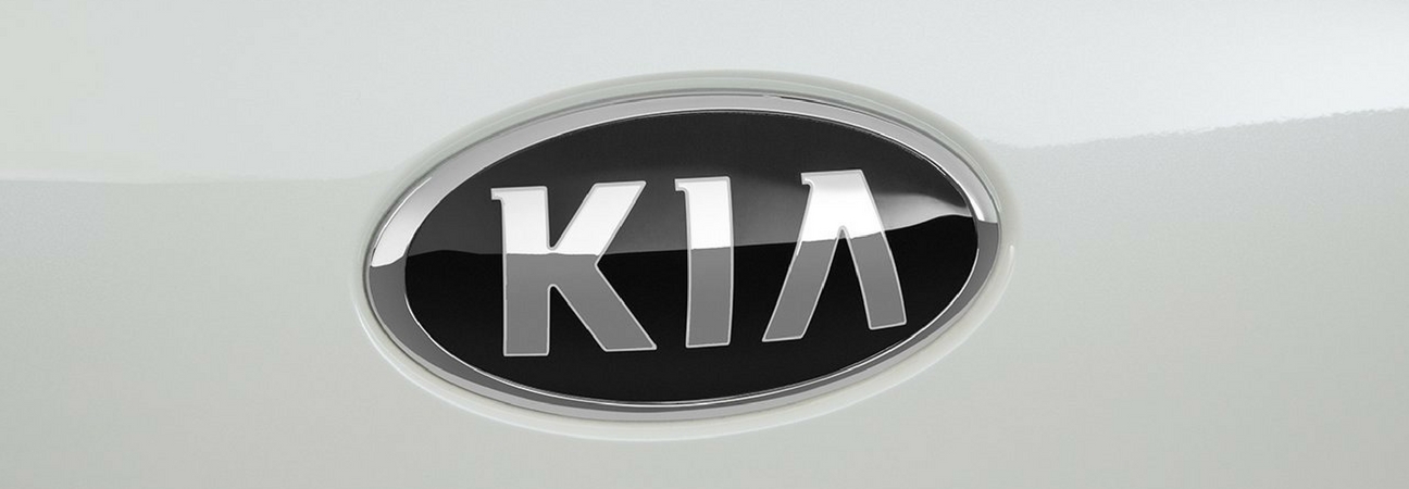 A closeup of the Kia logo on the 2017 Kia Cadenza featured in a blog about Kia reviews
